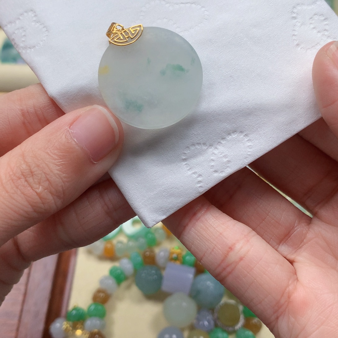 张***子翡翠18K金镶嵌颈饰是