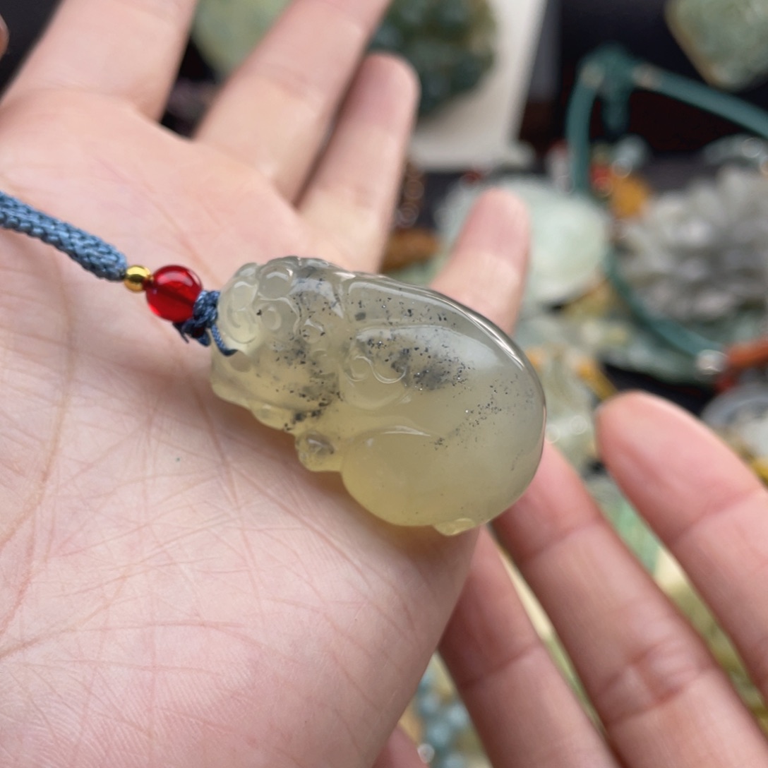 蛇纹石玉颈饰未镶嵌