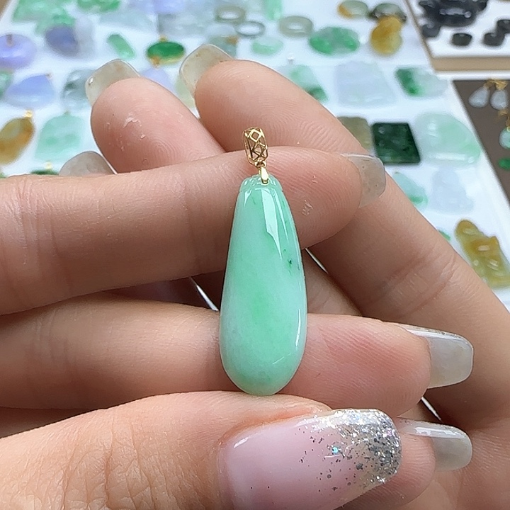 翡翠颈饰未镶嵌飘绿福瓜