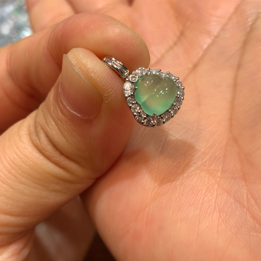 翡翠18K金镶嵌颈饰小吊坠