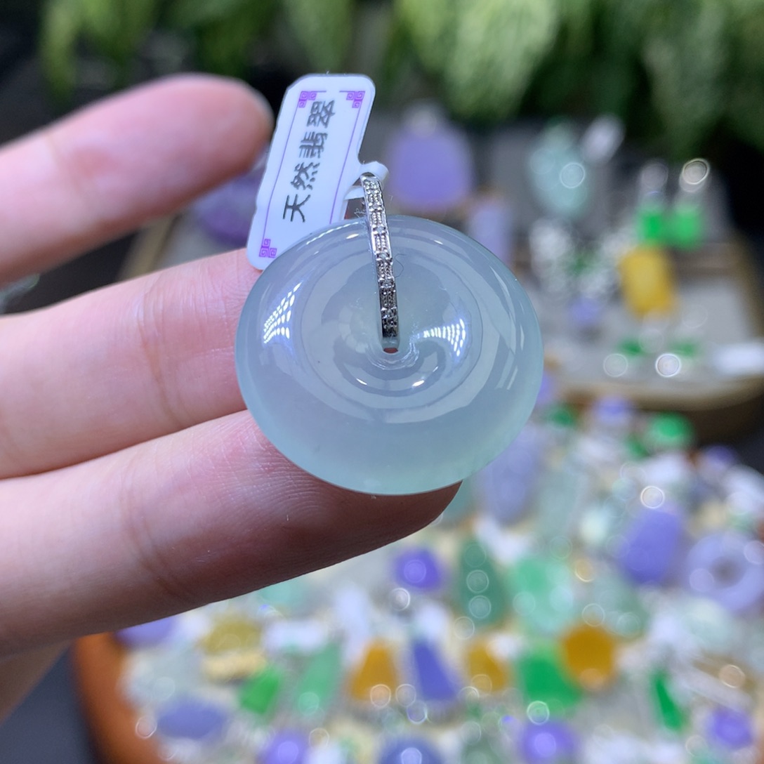 颈饰18K金镶嵌翡翠