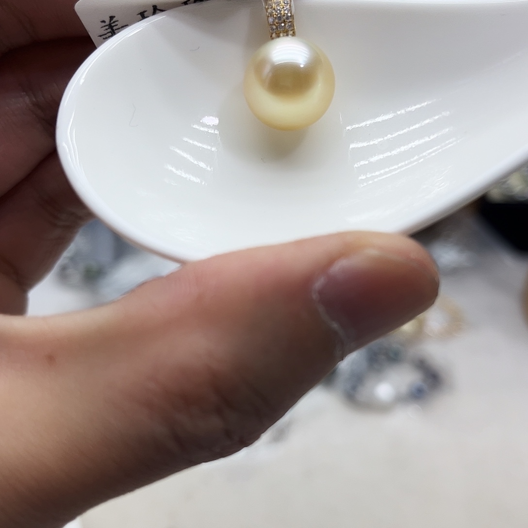颈饰18K金镶嵌海水珍珠