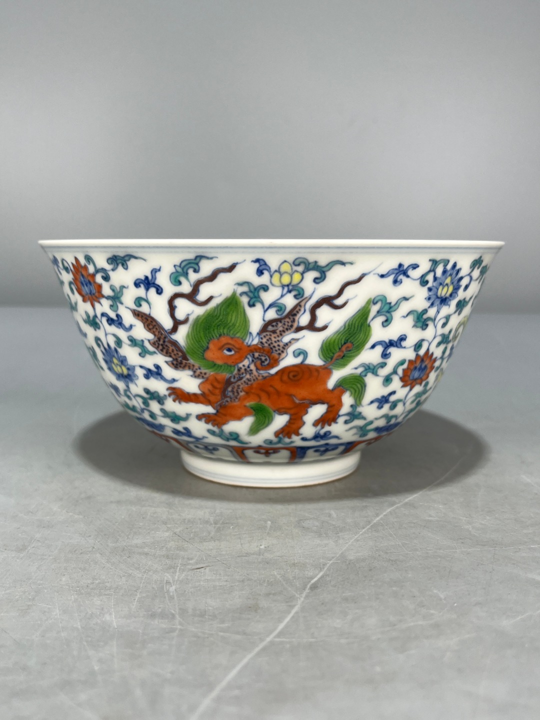 仿古瓷 仿古大明成化年制青花斗彩缠枝瑞兽纹碗