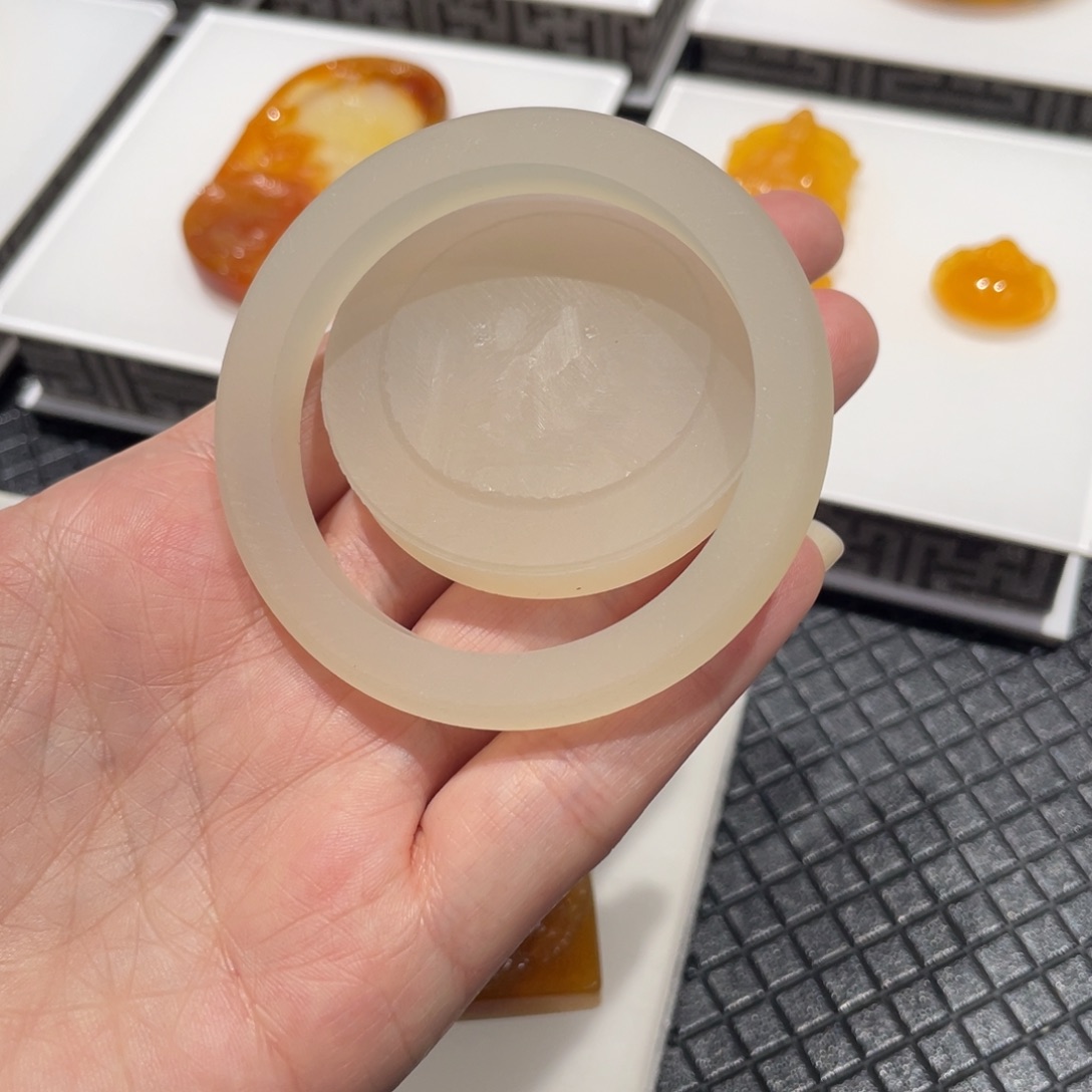 石英质玉（黄龙玉）未镶嵌颈饰