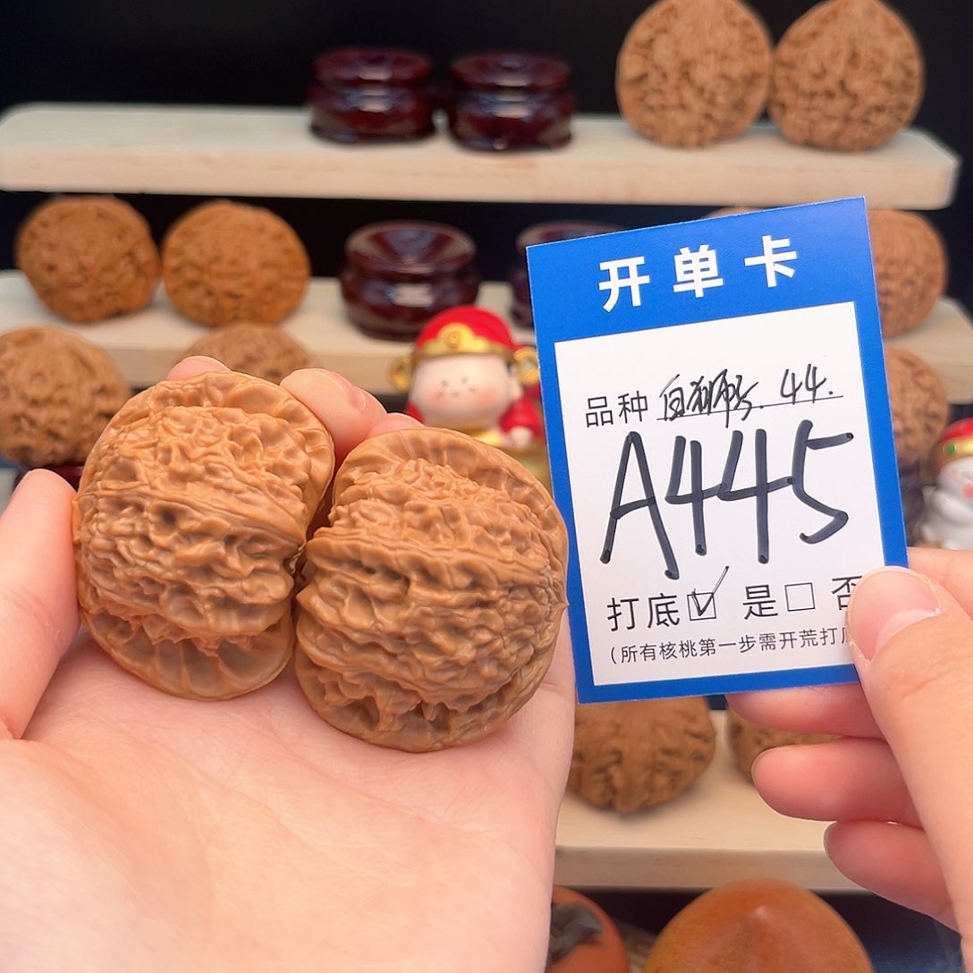 文玩核桃吊坠白狮子44