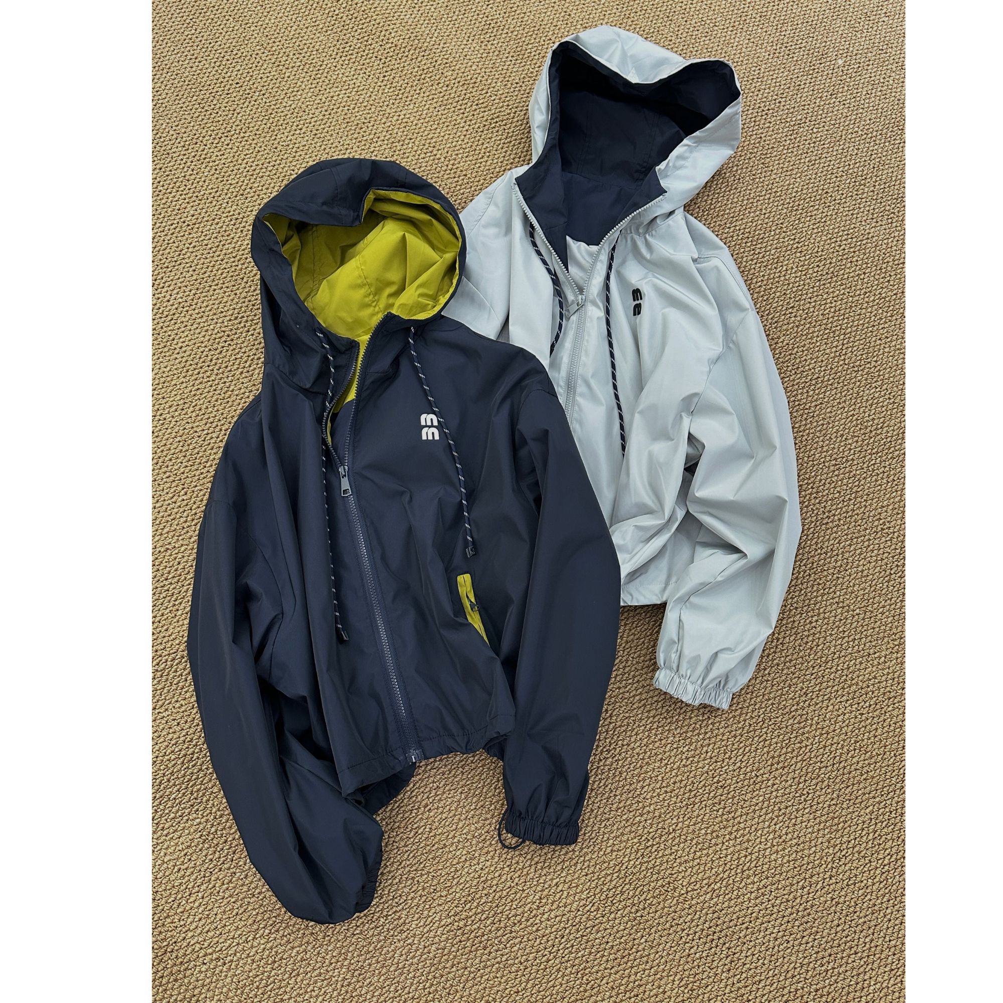 仓美美女装-M字母撞色连帽抽绳设计款外套