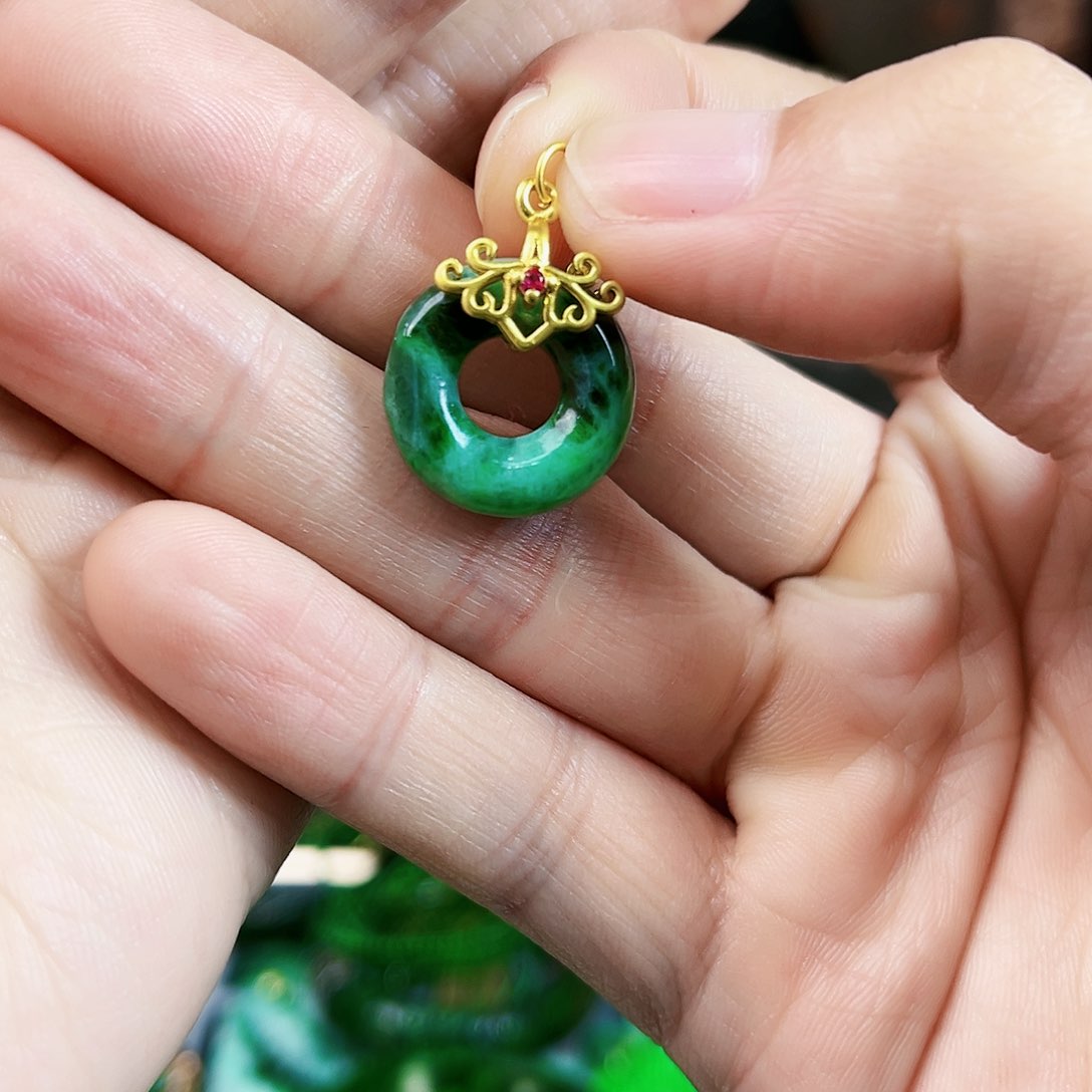 翡翠颈饰未镶嵌吊坠多样性