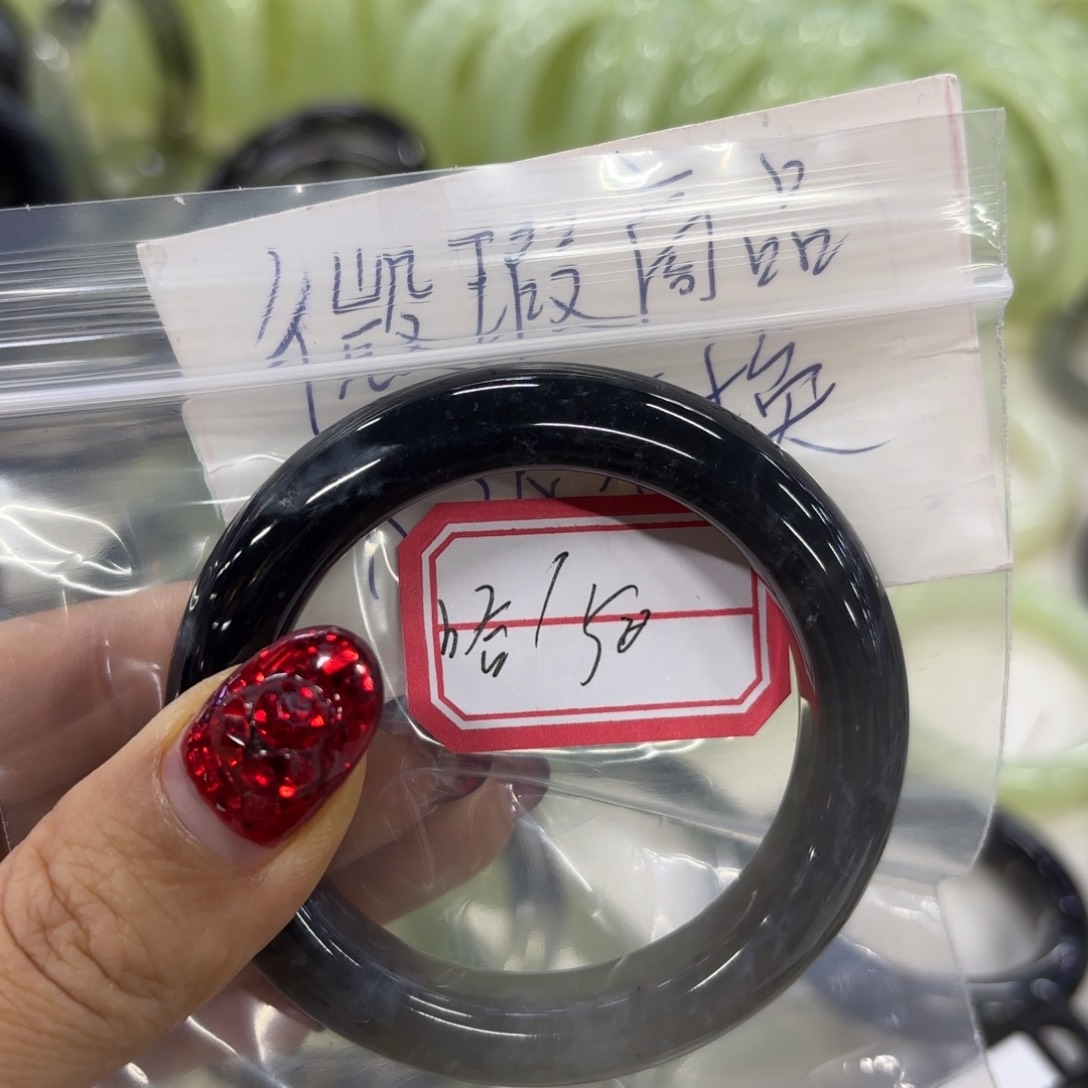 蛇纹石玉手镯未镶嵌、**。