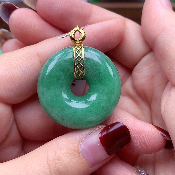 翡翠颈饰18K金镶嵌翡翠