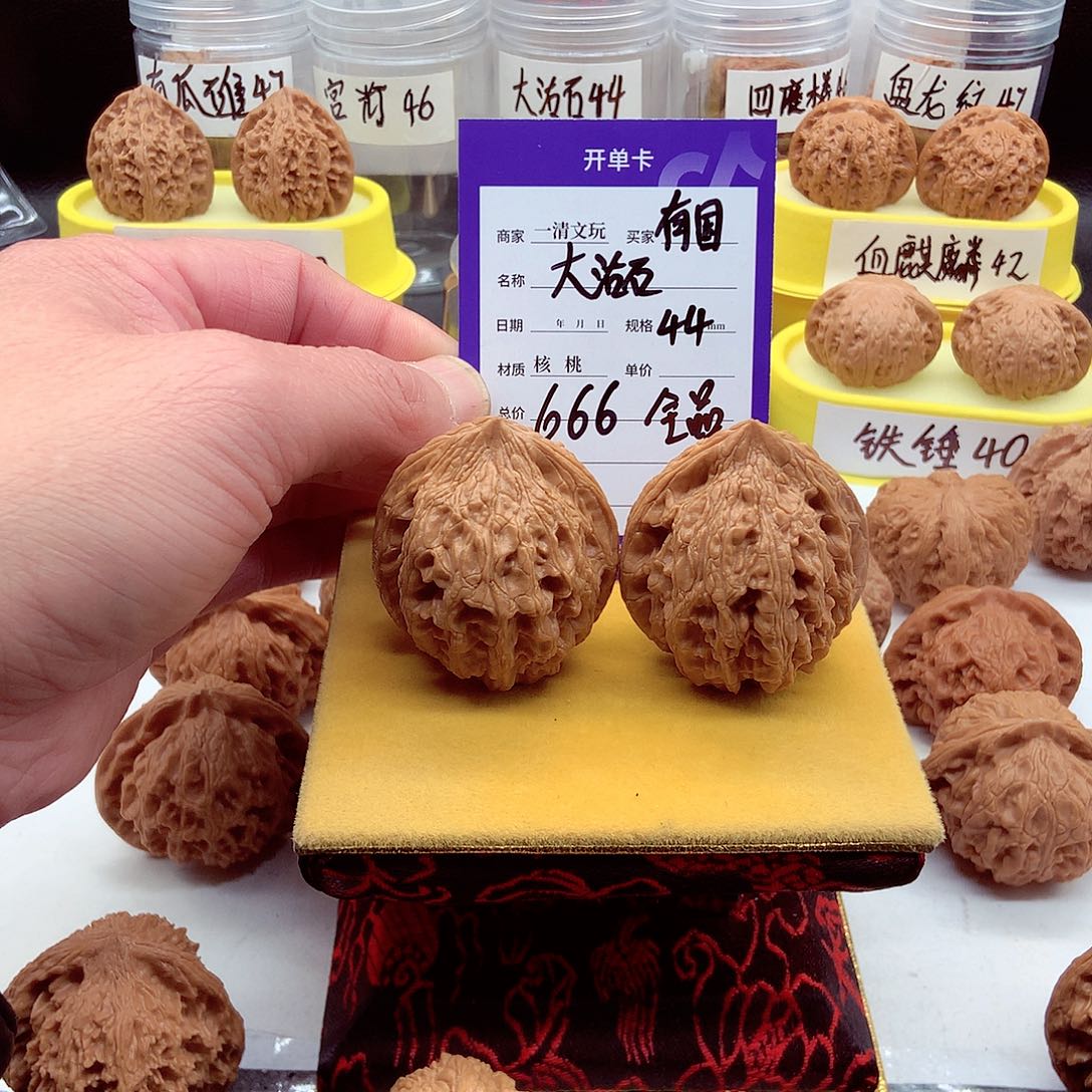 文玩核桃把件有***家老树大沽石