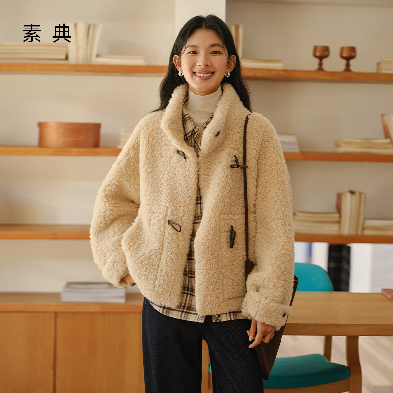 素典高级感立领仿羊羔毛外套2025冬季新款女装皮毛一体牛角扣大衣