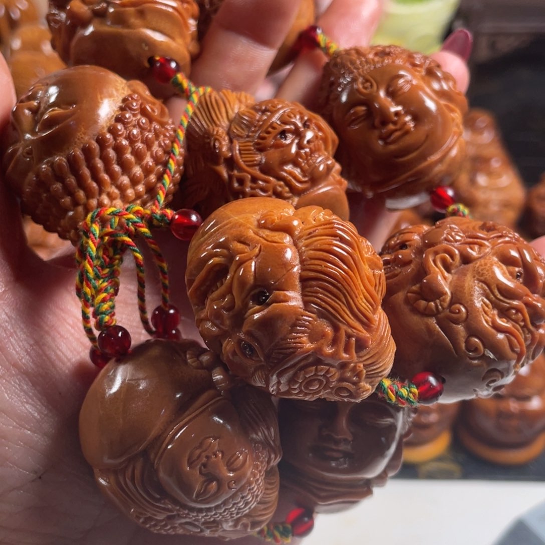 橄榄核吊坠我****！三面佛手持