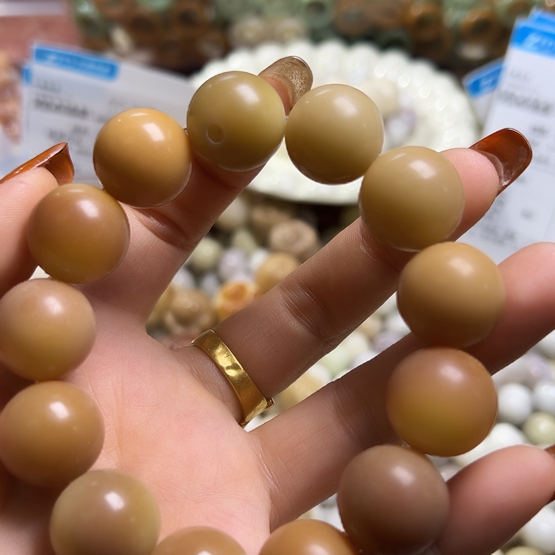白玉菩提吊坠瑕疵17干磨圆1条有个眼