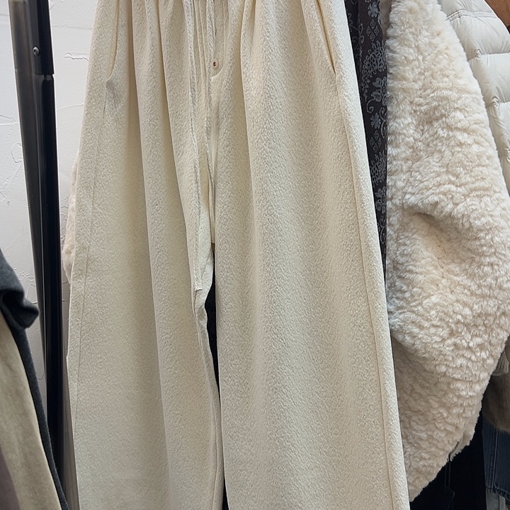 今天新款 云朵感觉的白色卫裤M 裤脚红色抽绳