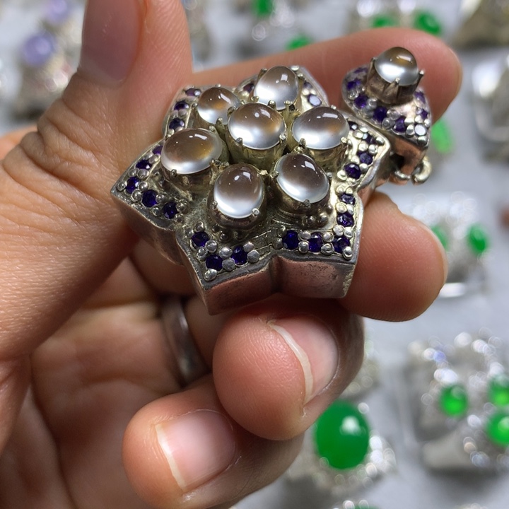 翡翠未镶嵌戒指铜托，卖裸石，需要二次镶嵌