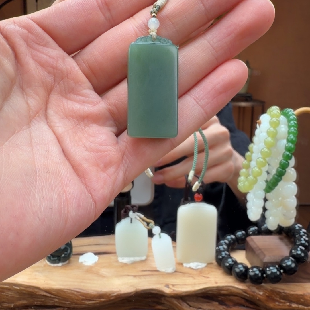 和田玉未镶嵌手机链无事牌