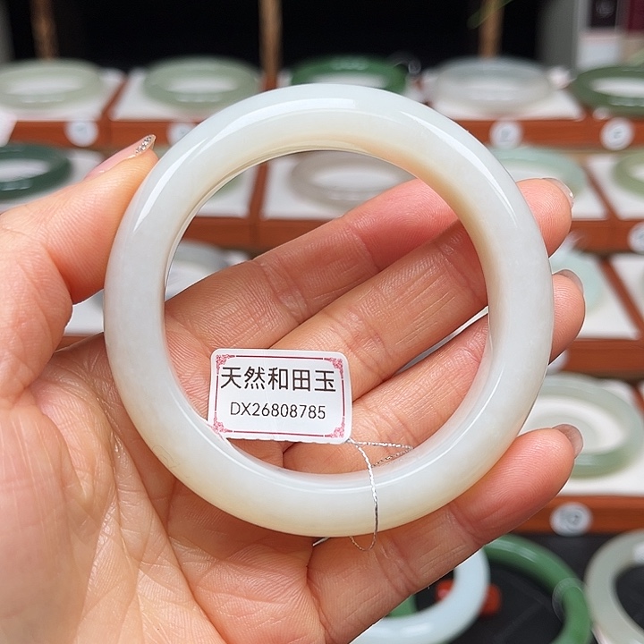 和田玉手镯未镶嵌一****?