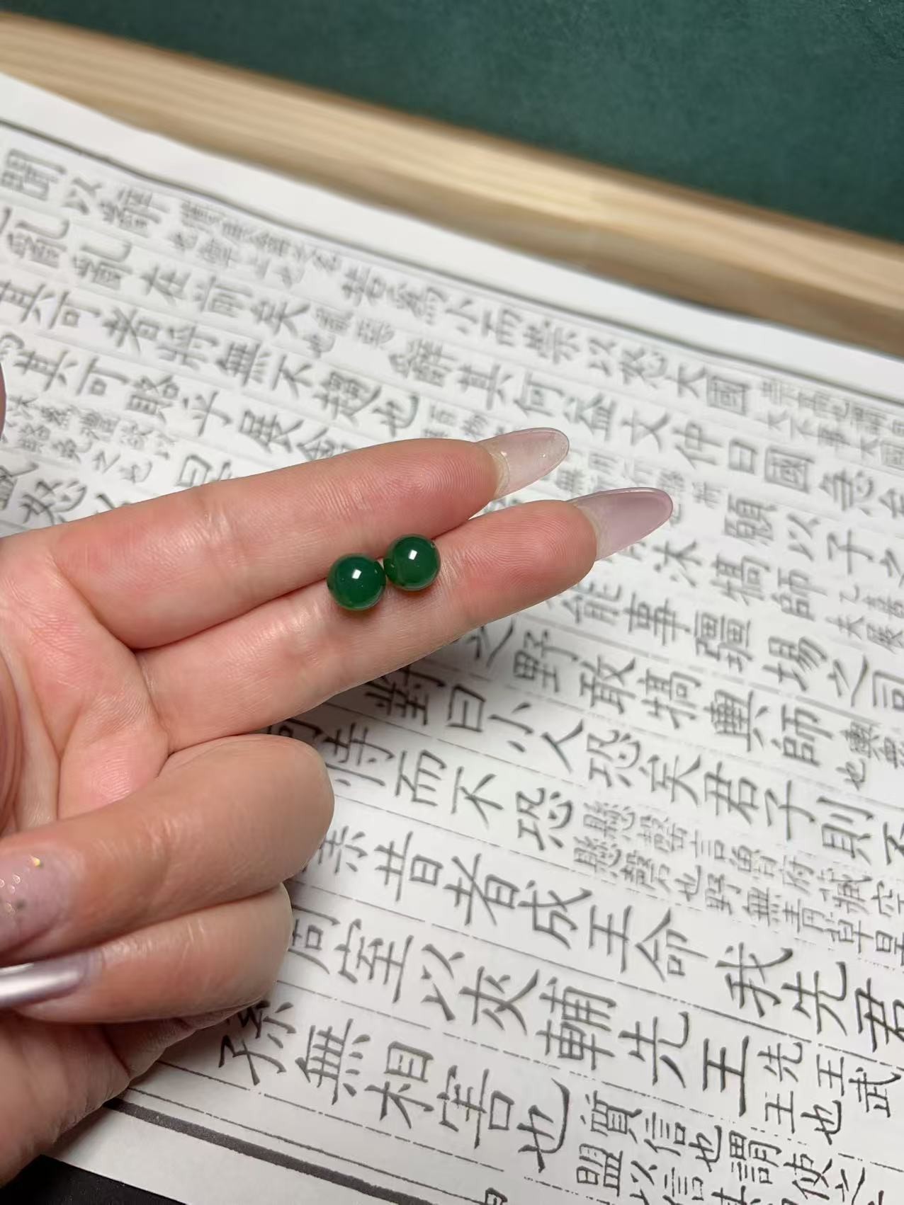 A-9022- 时尚 绿玛瑙圆珠卡6耳钉（拍一发一多样性发货）