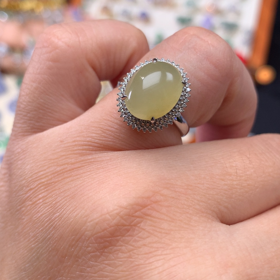 18K金镶嵌戒指翡翠蛋面戒指