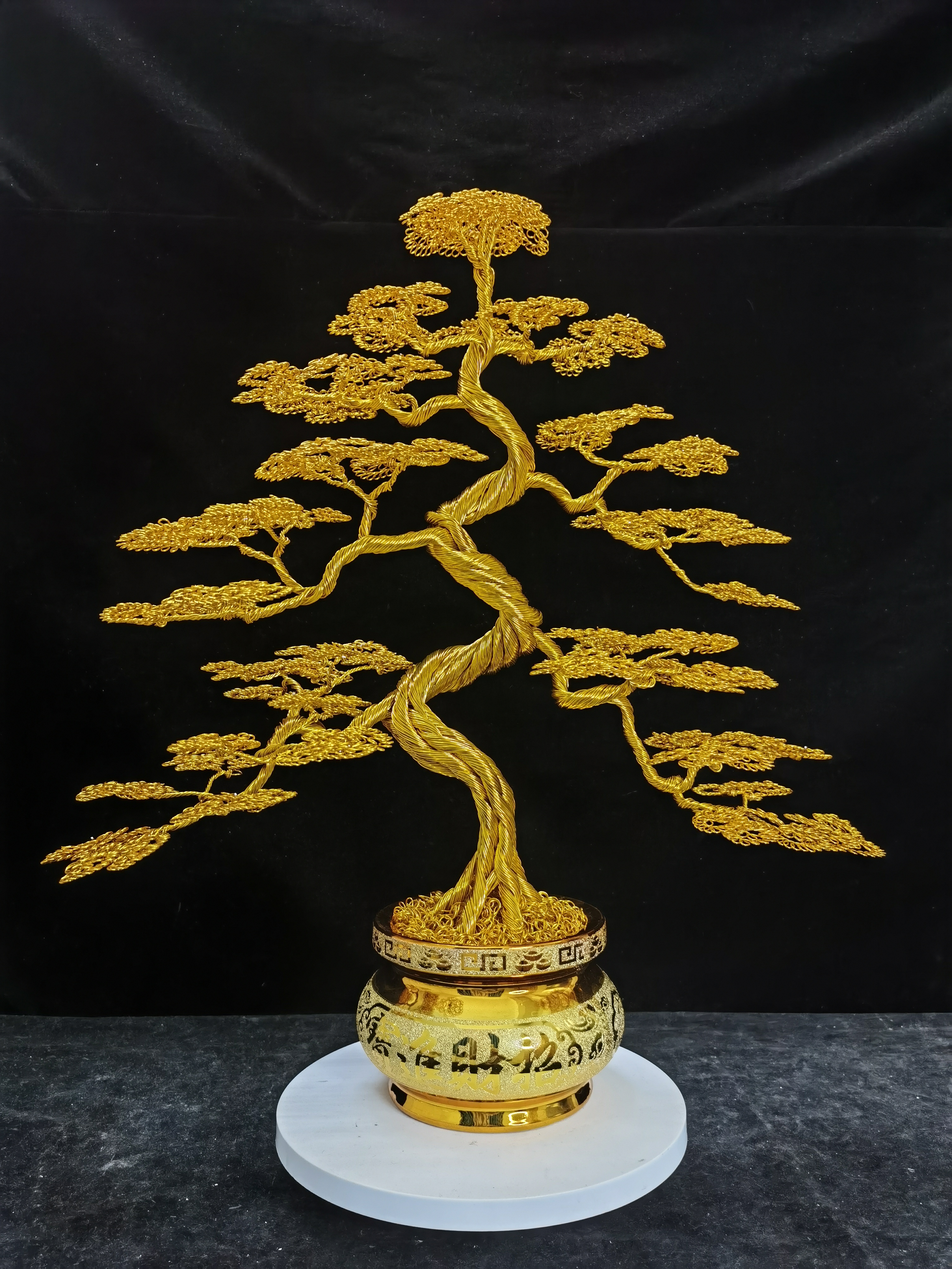 高端金色创意迎客中式松式发财树。电视柜入户玄关办公桌茶几酒柜