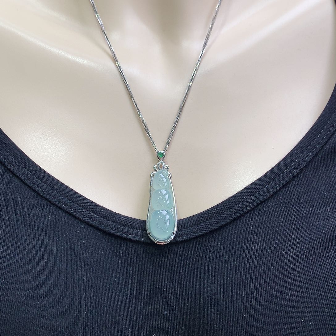 翡翠18K金镶嵌颈饰福豆