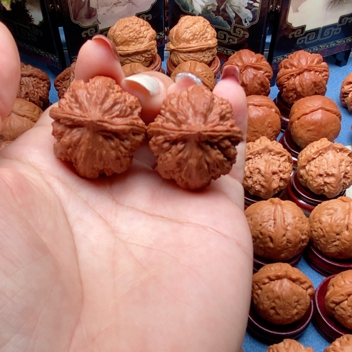 一***文玩核桃把件蚁王