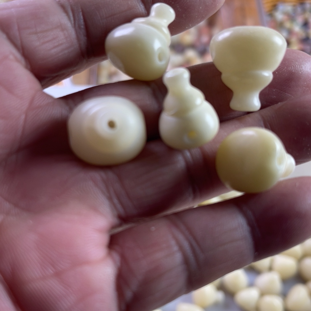 白玉菩提吊坠瑕疵三通5颗