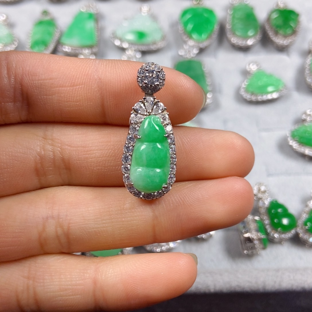 翡翠未镶嵌颈饰福豆