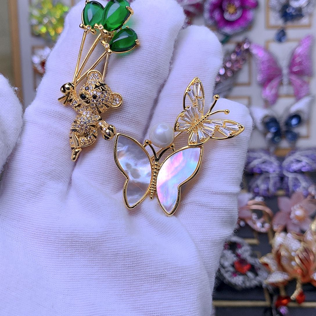 合成立方氧化锆铜胸针2个