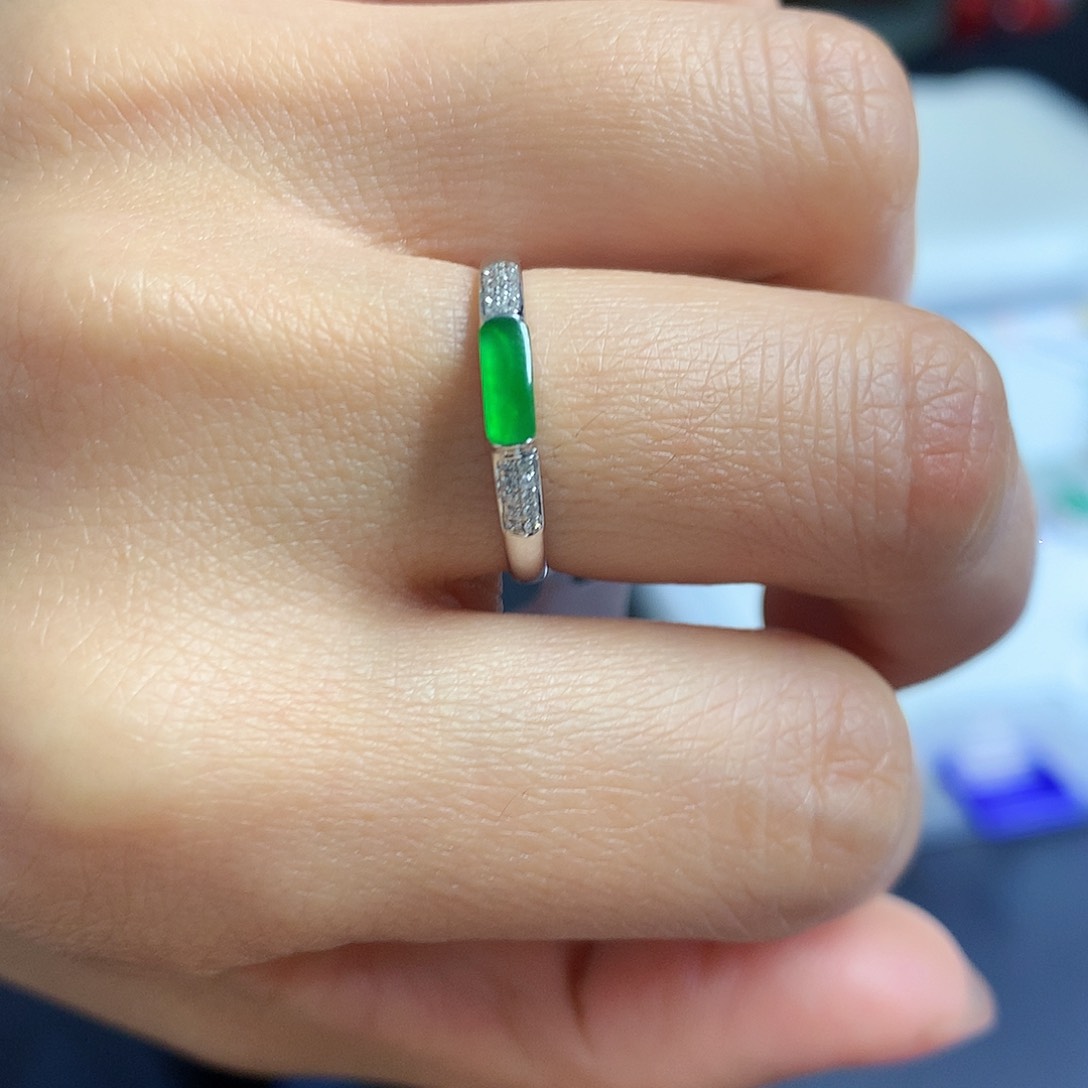 翡翠戒指18K金镶嵌戒指