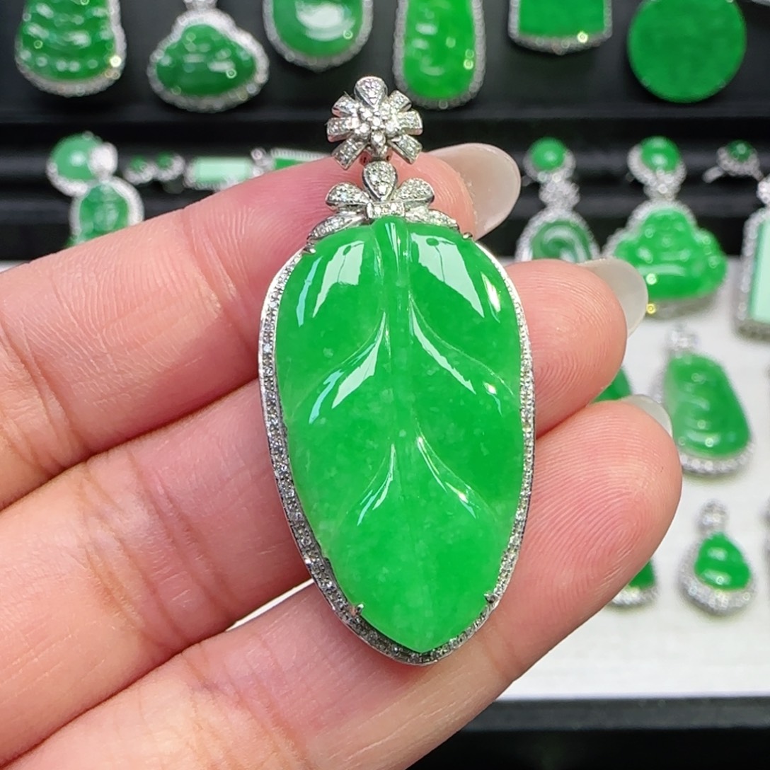翡翠18K金镶嵌颈饰吊坠