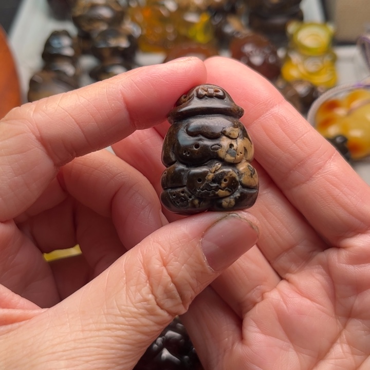 琥珀未镶嵌颈饰狗