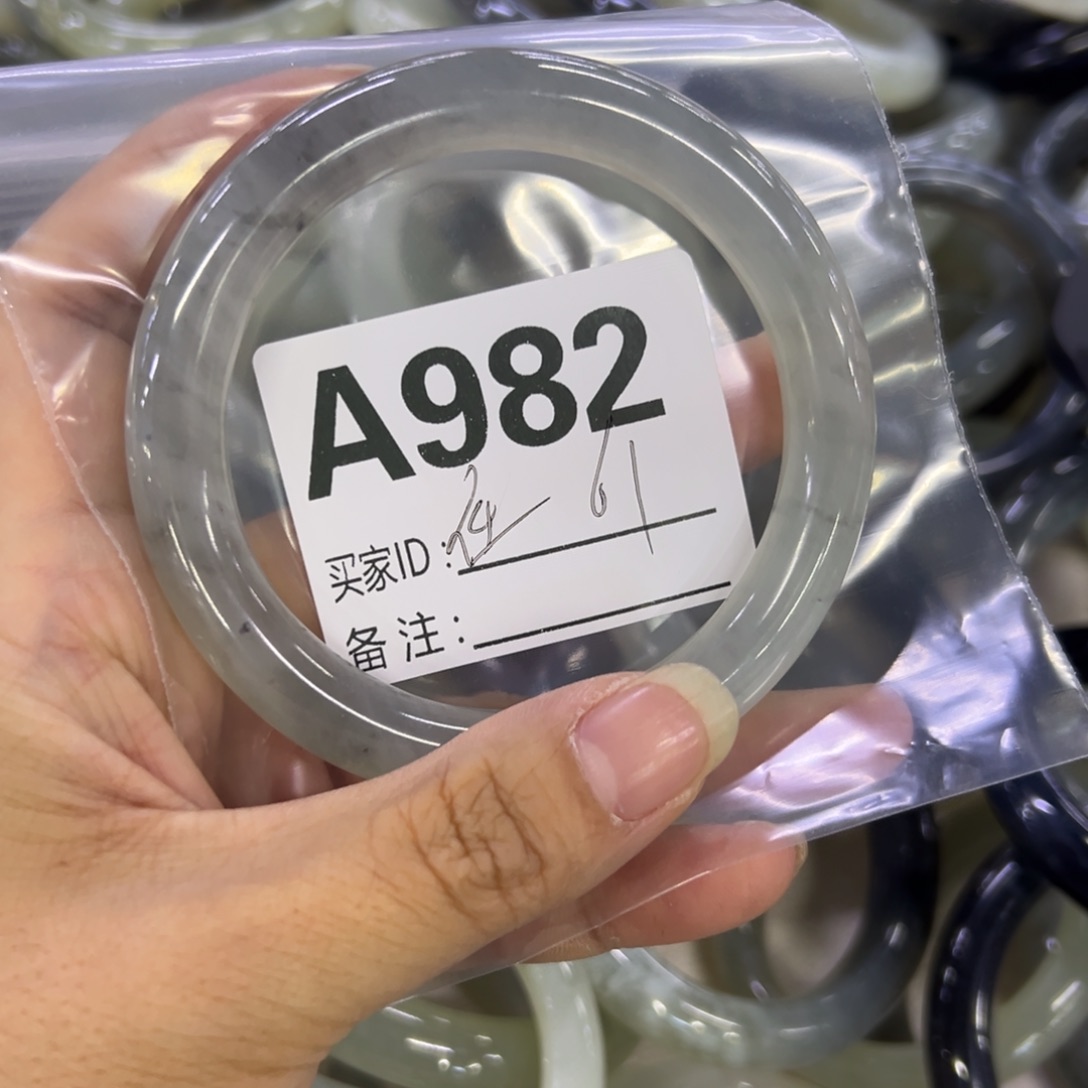 任***英蛇纹石玉未镶嵌手镯