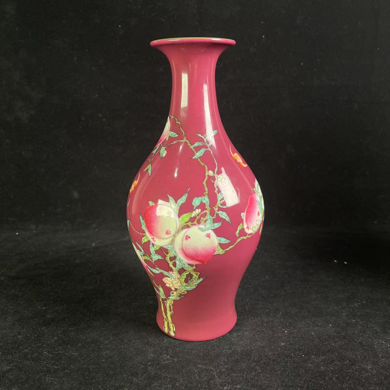 Y胭脂红地粉彩福寿纹橄榄瓶