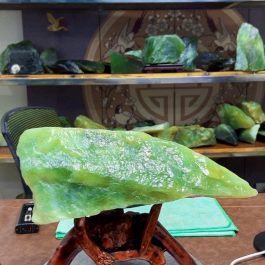 未镶嵌蛇纹石玉原石王*波