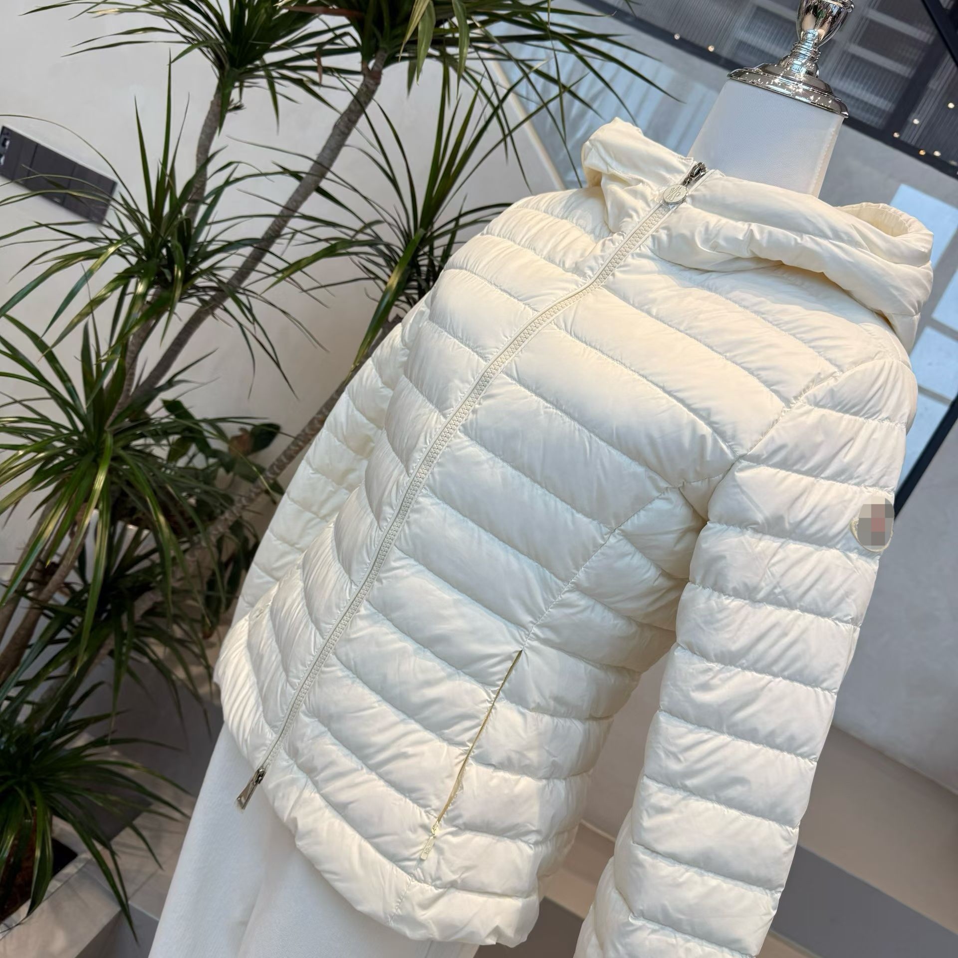 【UH精选】7号-时尚百搭潮流奶白色轻量感连帽修身女短款秋冬外套