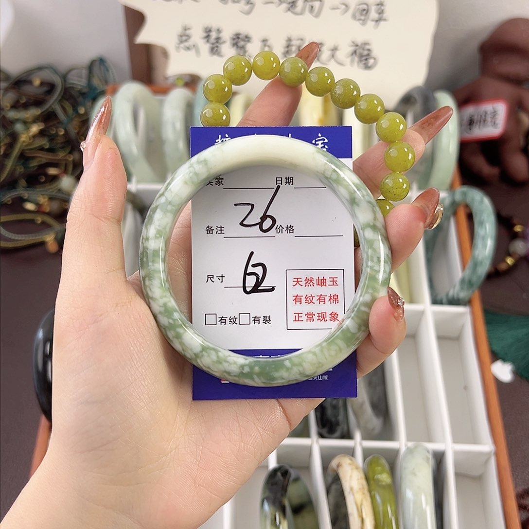 蛇纹石玉手镯未镶嵌偏**姐