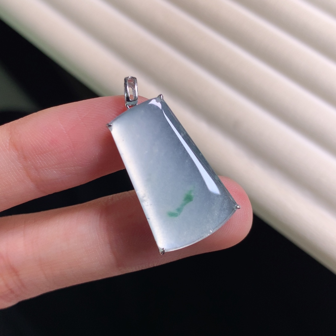 翡翠颈饰18K金镶嵌高冰无事牌