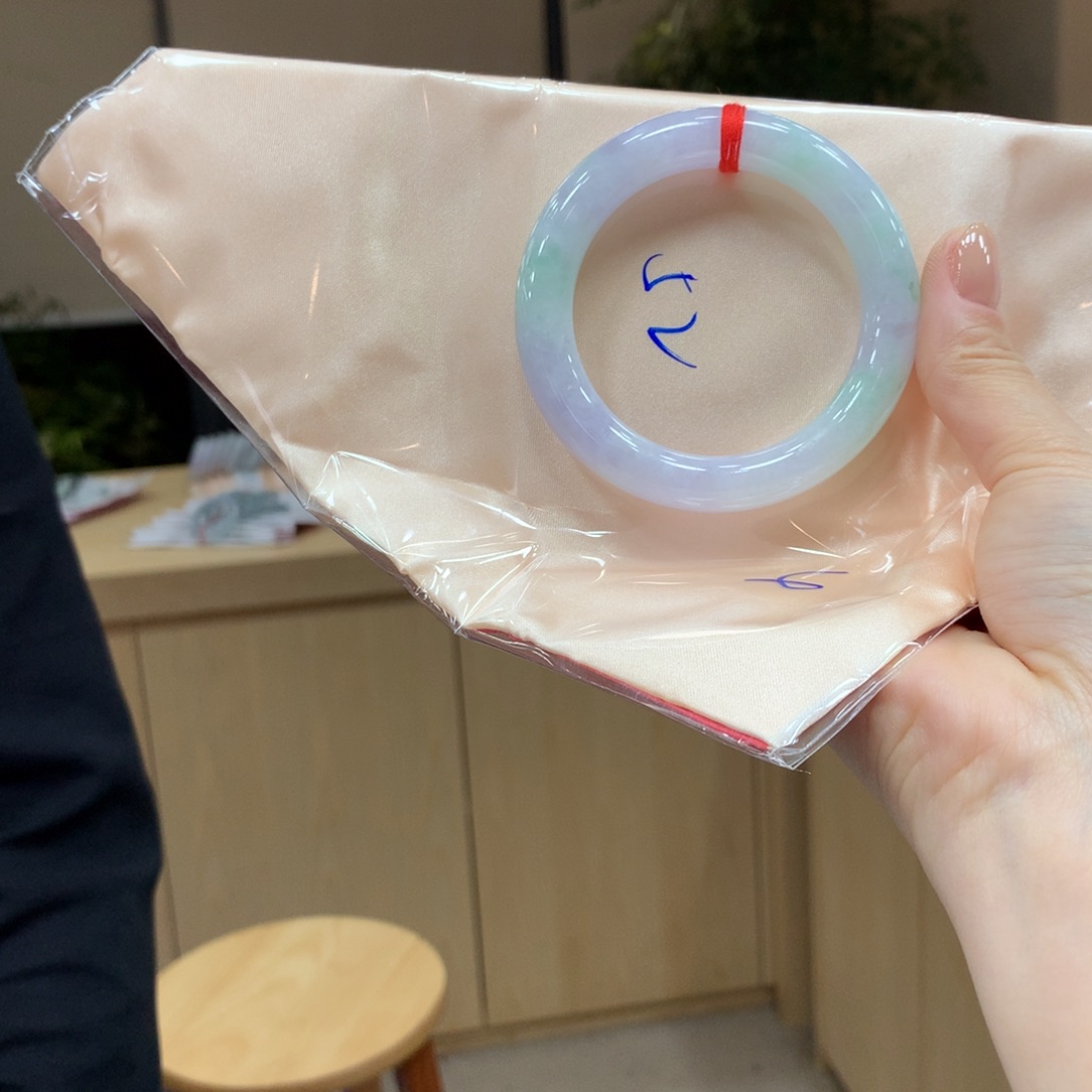 翡翠手镯未镶嵌不退不换