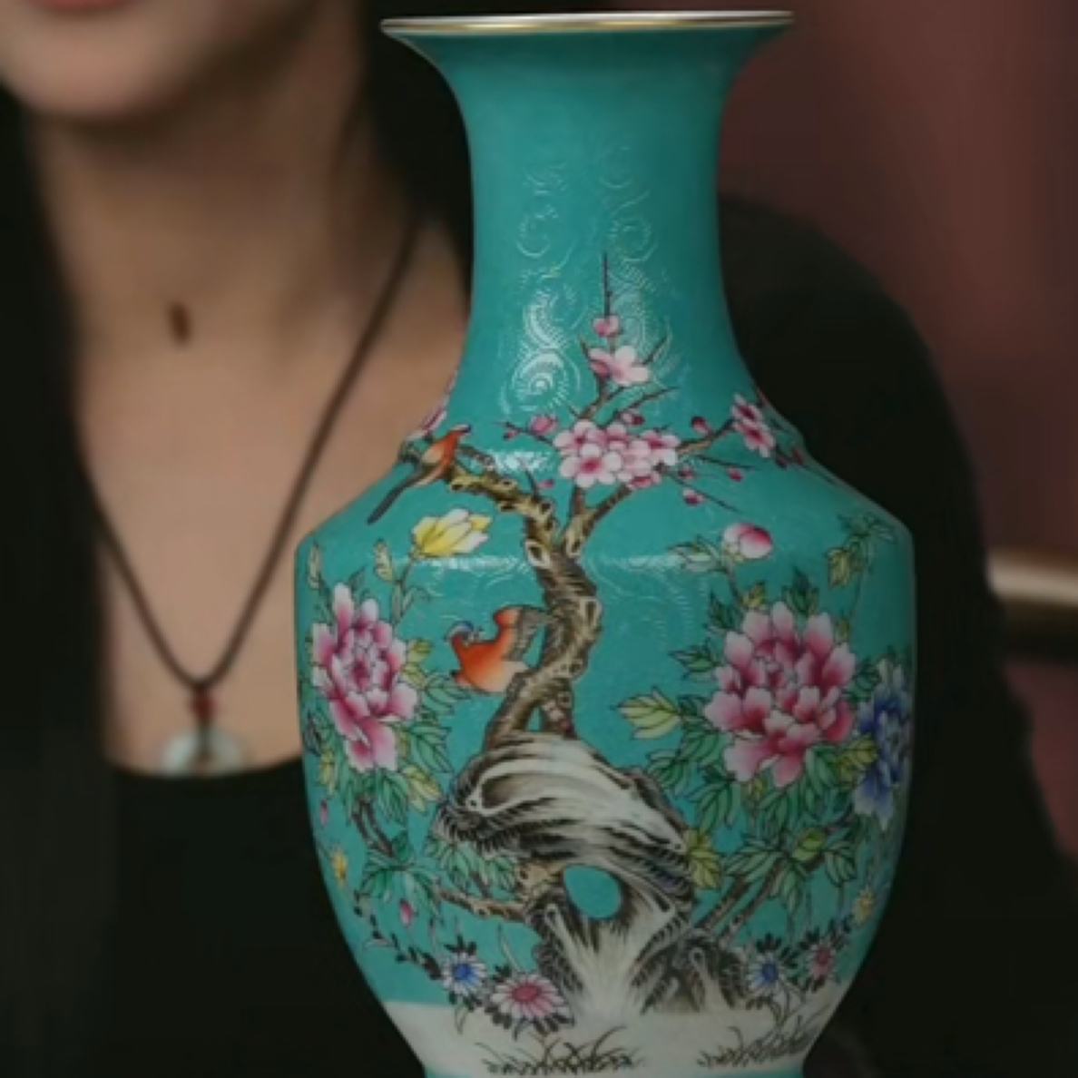 Y松石绿地轧道粉彩花鸟纹赏瓶