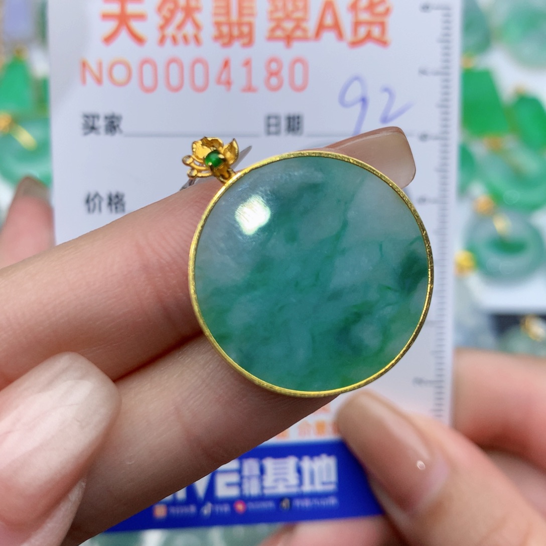 翡翠颈饰18K金镶嵌无事牌