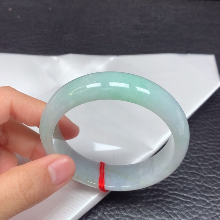 翡翠手镯未镶嵌。