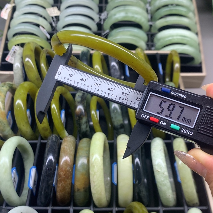 蛇纹石玉未镶嵌手镯113