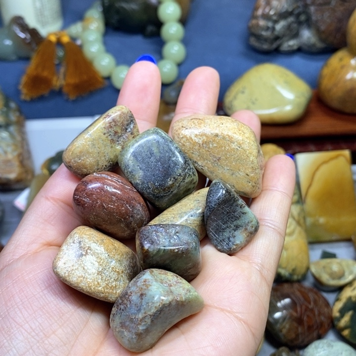 岫岩河磨玉（透闪石质玉）有瑕介意勿拍未镶嵌