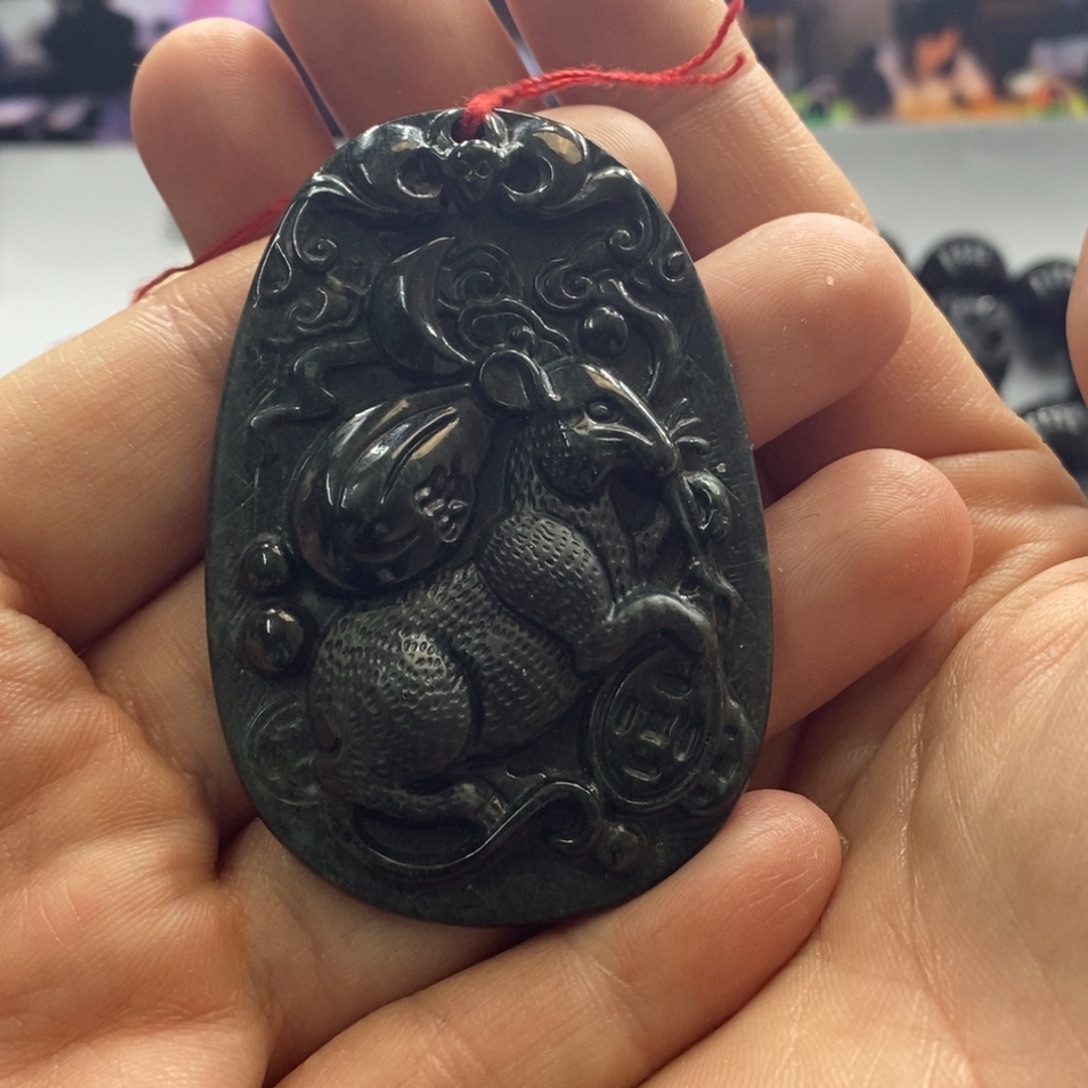 翡翠未镶嵌颈饰鼠