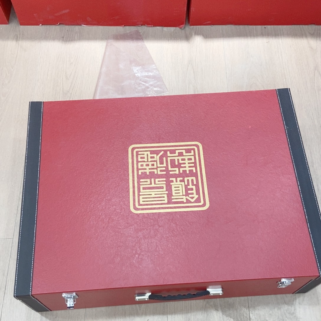 辉***爸塑料红色皮箱礼盒装一