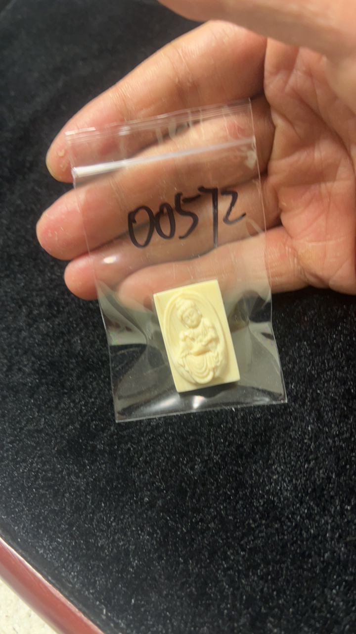 00572猛犸牙自在观音雕刻牌微瑕疵