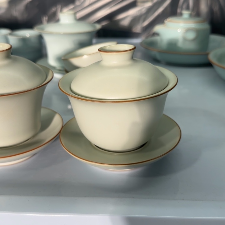 微瑕月白元宝盖碗