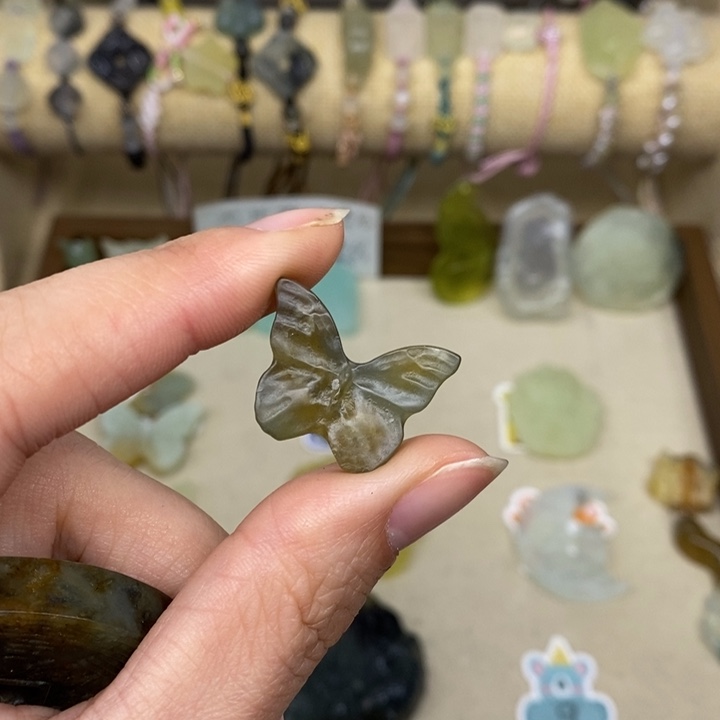 若***初蛇纹石玉未镶嵌颈饰