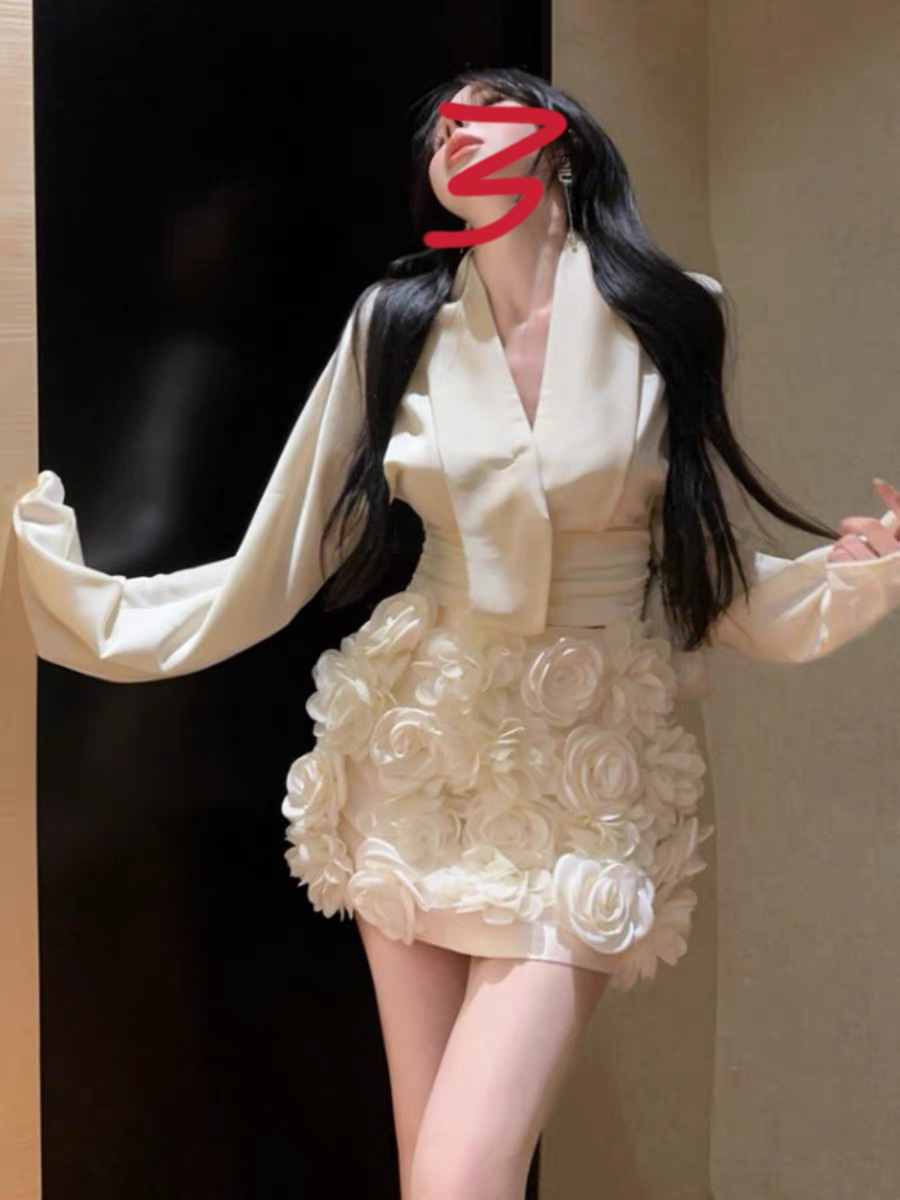 名媛风套装缎面上衣+立体感花朵A字裙